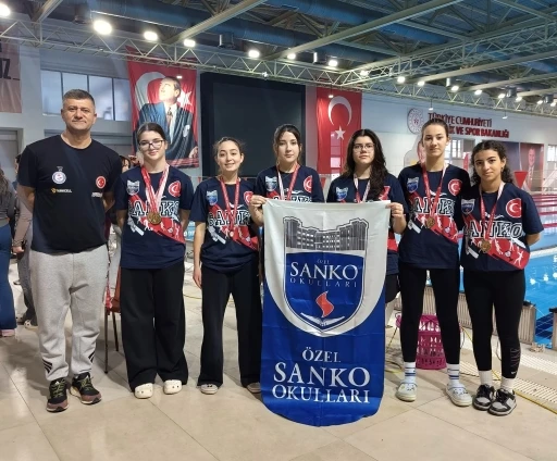 SANKO Okulları gen&ccedil; kız y&uuml;zme takımı, b&ouml;lge şampiyonu oldu
