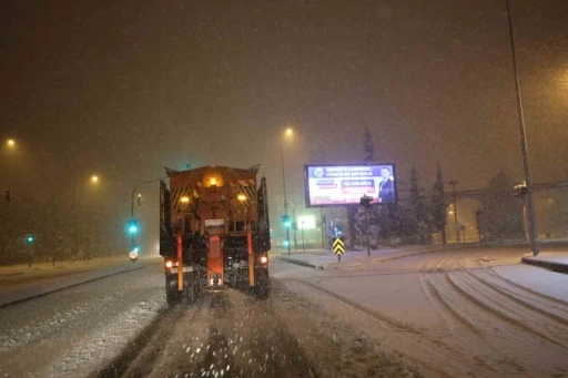 Şanlıurfa B&uuml;y&uuml;kşehir Belediyesi kar mesaisinde
