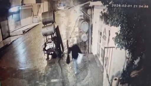 Şanlıurfa&rsquo;da 100 bin lirayı &ccedil;alan ş&uuml;pheli kameraya yansıdı
