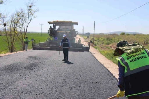 Şanlıurfa&rsquo;da 14 kilometrelik grup yolunda asfalt seferberliği s&uuml;r&uuml;yor
