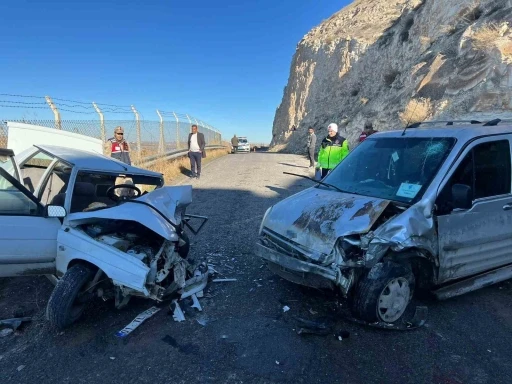 Şanlıurfa&rsquo;da 2 ara&ccedil; &ccedil;arpıştı: 3 yaralı
