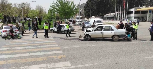 Şanlıurfa’da 2 otomobil çarpıştı: 8 yaralı

