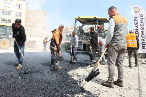 Şanlıurfa&rsquo;da 25 metrelik yol projesinde asfalt &ccedil;alışmaları başladı
