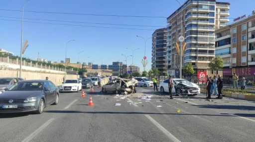 Şanlıurfa&rsquo;da 4 aracın karıştığı zincirleme kazada 1 kişi yaralandı
