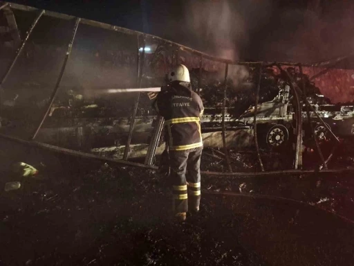 Şanlıurfa’da alev alev yanan tır hurda yığınına döndü
