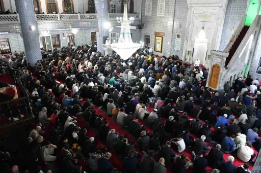 Şanlıurfa’da binlerce kişi bayram için camilere akın etti
