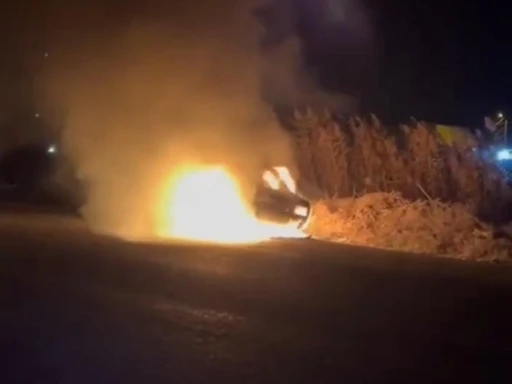 Şanlıurfa&rsquo;da bir kişi otomobilini ateşe verdi
