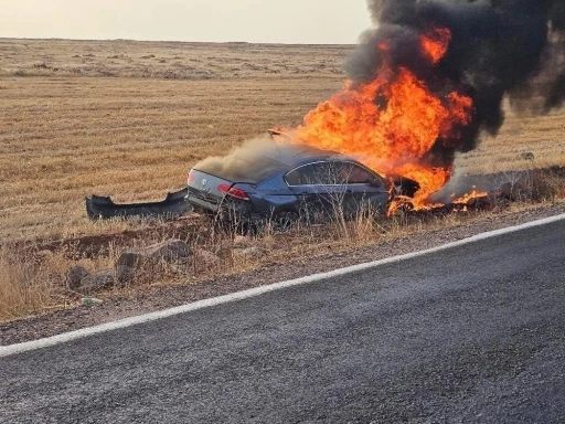 Şanlıurfa’da devrilen araç alev alev yandı
