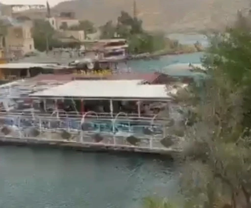 Şanlıurfa’da fırtınada halatları kopan duba restoran Fırat Nehri’nde sürüklendi
