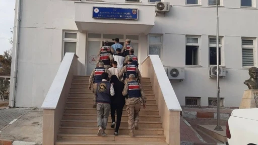 Şanlıurfa&rsquo;da g&ouml;&ccedil;men ka&ccedil;ak&ccedil;ılığı operasyonu: 18 organizat&ouml;r yakalandı
