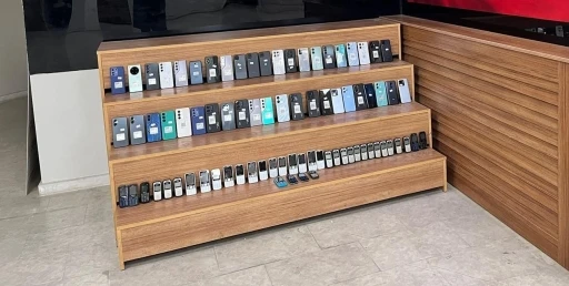 Şanlıurfa&rsquo;da g&uuml;mr&uuml;k ka&ccedil;ağı cep telefonu operasyonu: 3 g&ouml;zaltı
