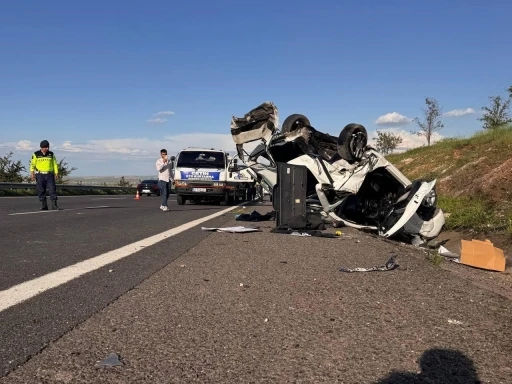 Şanlıurfa&rsquo;da hafif ticari ara&ccedil; otomobille &ccedil;arpıştı: 3 &ouml;l&uuml;, 5 yaralı
