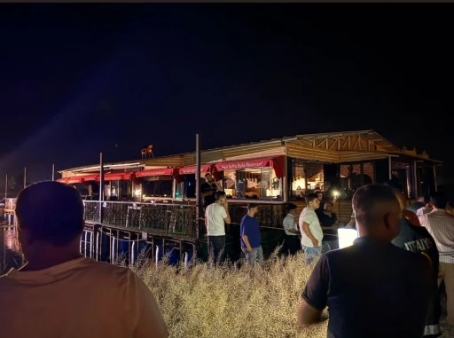 Şanlıurfa’da halatları kopan duba restoran müşterilerle birlikte Fırat Nehri’nde sürüklendi
