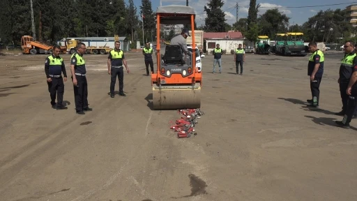 Şanlıurfa&rsquo;da havalı kornalar silindir ile imha edildi
