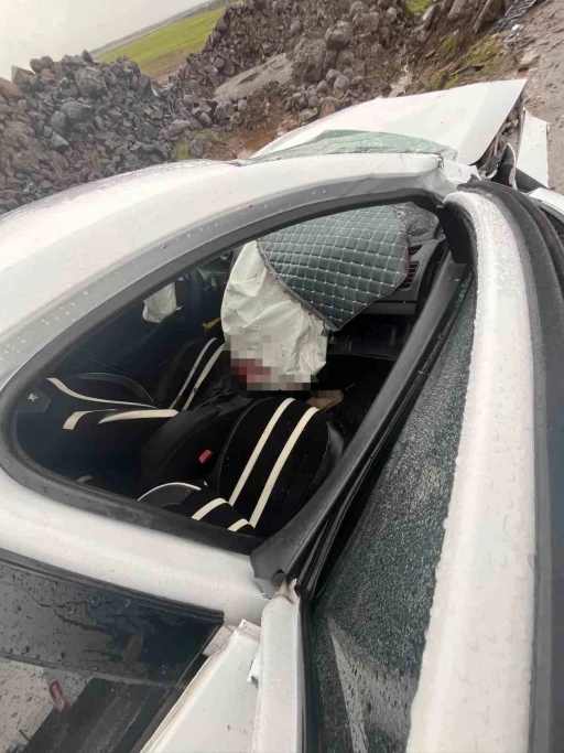Şanlıurfa&rsquo;da iki otomobil kafa kafaya &ccedil;arpıştı: 8 yaralı
