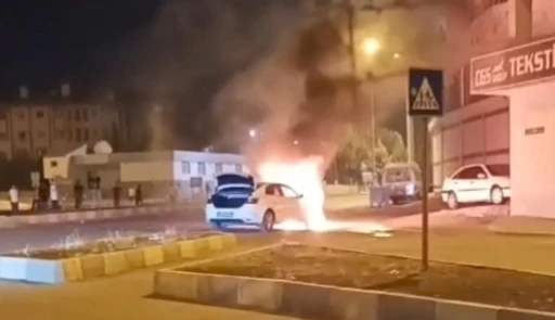 Şanlıurfa’da ilginç olay, 1 otomobil yandı, 3 tanesi ise kaza yaptı
