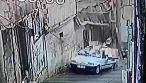 Şanlıurfa&rsquo;da istinat duvarı otomobil &uuml;zerine devrildi

