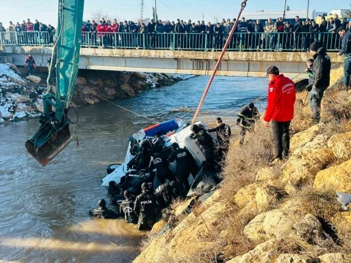 Şanlıurfa&rsquo;da kanala u&ccedil;an otomobildeki kayıp 3 kişinin cesedine ulaşıldı
