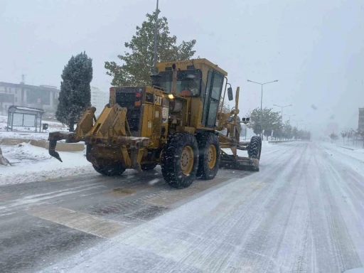 Şanlıurfa&rsquo;da karla m&uuml;cadele s&uuml;r&uuml;yor
