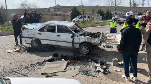 Şanlıurfa&rsquo;da karşı şeride ge&ccedil;en otomobil ters d&ouml;nd&uuml;: 1&rsquo;i ağır 3 yaralı

