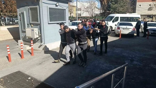 Şanlıurfa&rsquo;da kuyumcu soygununda 6 ş&uuml;pheli adliyeye sevk edildi
