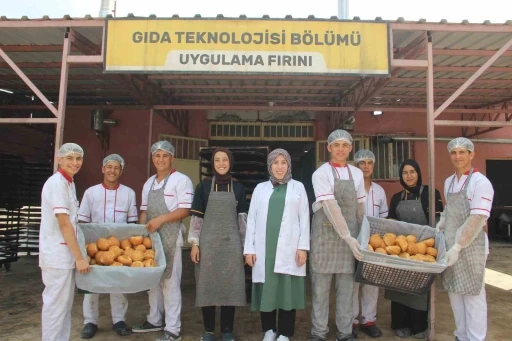 Şanlıurfa’da meslek lisesi öğrencileri günlük 16 bin ekmek üretiyor

