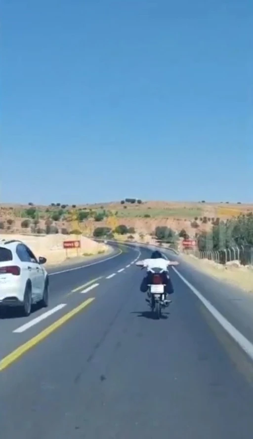 Şanlıurfa’da motosikletin üzerinde uzanarak süren sürücüye ceza
