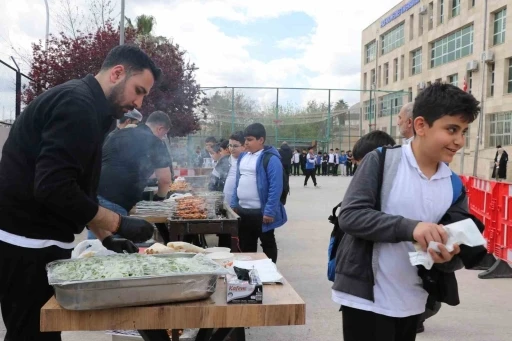 Şanlıurfa&rsquo;da &ouml;ğrencilere moral kebabı
