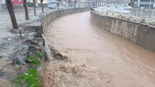Şanlıurfa&rsquo;da sağanak yağış cadde ve sokakları g&ouml;le &ccedil;evirdi
