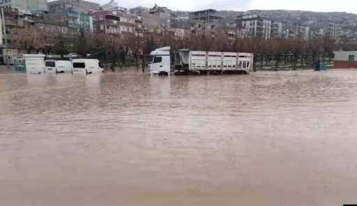 Şanlıurfa&rsquo;da sağanak yağış sele d&ouml;n&uuml;şt&uuml;: Ev ve oteli su bastı

