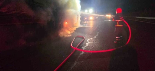 Şanlıurfa’da salça yüklü tır alev alev yandı
