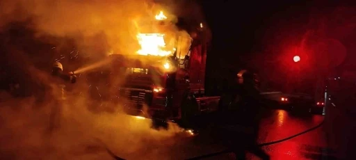 Şanlıurfa&rsquo;da seyir halindeki tır alev topuna d&ouml;nd&uuml;
