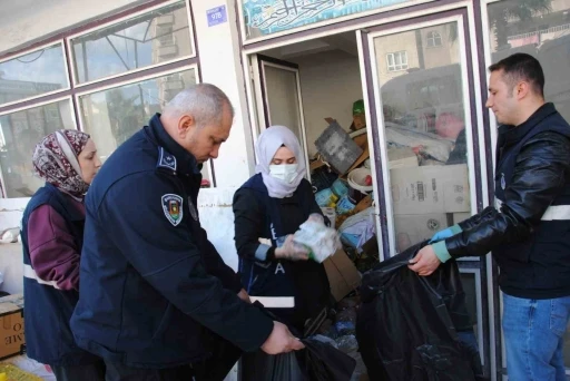 Şanlıurfa&rsquo;da son kullanım tarihi ge&ccedil;miş tonlarca gıda &uuml;r&uuml;n&uuml; ele ge&ccedil;irildi
