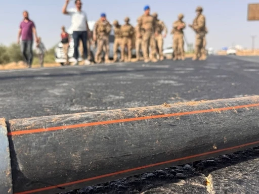 Şanlıurfa’da suyu kesilen çiftçiler sulama borularıyla karayolunu trafiğe kapattı
