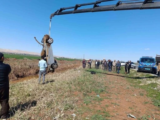 Şanlıurfa&rsquo;da tahliye kanalına devrilen otomobilin s&uuml;r&uuml;c&uuml;s&uuml; yaralandı
