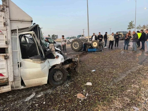 Şanlıurfa’da traktör ile kamyonet çarpıştı: 2 yaralı
