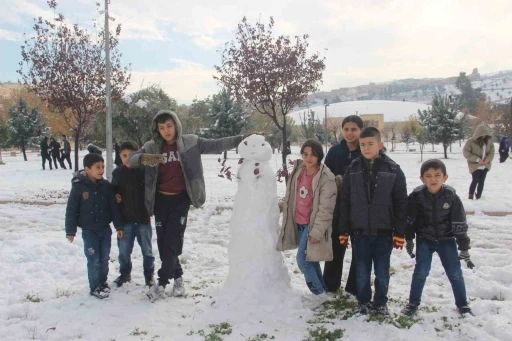 Şanlıurfa&rsquo;da yıllar sonra kar sevinci: &Ccedil;ocuklar kartopu oynadı, yetişkinler halay &ccedil;ekti
