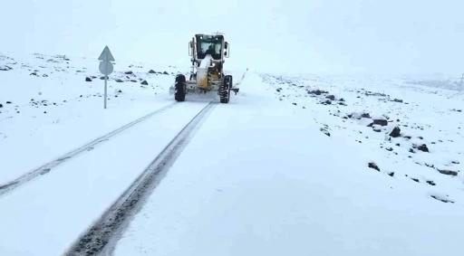 Şanlıurfa&rsquo;da yoğun kar yağışı nedeniyle bazı yollar trafiğe kapatıldı
