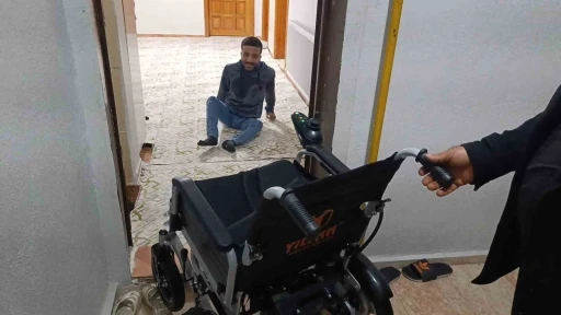 Şanlıurfa&rsquo;daki engelli gence Ankara&rsquo;dan ak&uuml;l&uuml; tekerlekli sandalye s&uuml;rprizi
