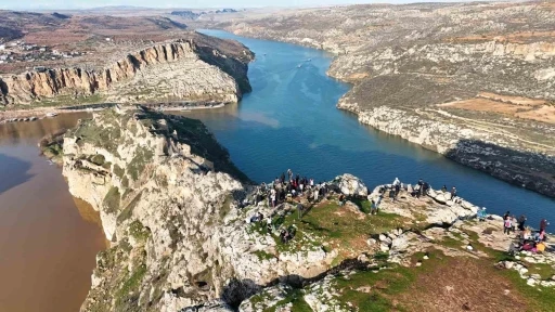 Şanlıurfalı doğaseverler Rumkale&rsquo;de bağımlılık ve şiddete karşı y&uuml;r&uuml;d&uuml;
