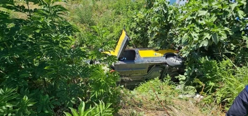 Sapanca&rsquo;da otomobil ile taksi &ccedil;arpıştı: Dereye yuvarlanan taksinin s&uuml;r&uuml;c&uuml;s&uuml; yaralandı
