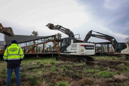 Sapanca G&ouml;l&uuml; kıyısında ka&ccedil;ak iskele ve yapı yıkımları devam ediyor: 89 yapı kaldırıldı
