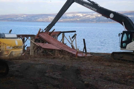 Sapanca g&ouml;l&uuml; kıyısında ka&ccedil;ak yapıların yıkımına başlandı
