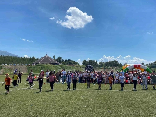 Şaphane&rsquo;de &ccedil;ocuk oyunları ve u&ccedil;urtma şenliği coşkusu
