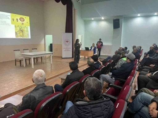 Şaphane&rsquo;de &uuml;reticilere kiraz ve vişne hastalıkları ile zararlıları eğitimi
