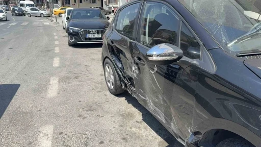 Sara krizi geçirdiği iddia edilen sürücü, yol kenarındaki araca çarptı: 1 yaralı
