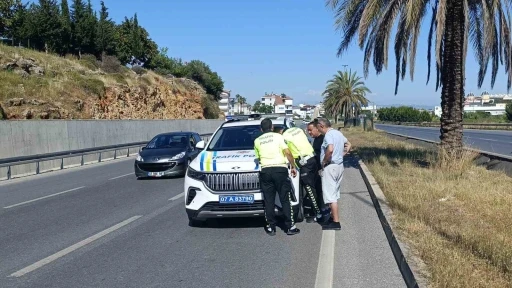 Sara n&ouml;beti ge&ccedil;iren s&uuml;r&uuml;c&uuml;n&uuml;n ehliyetine el konuldu
