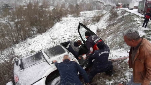 Şarampole devrilen cipin sürücüsü ölümden ağaç sayesinde kurtuldu

