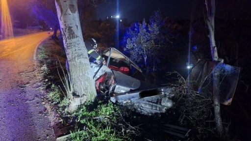 Şarampole devrilen otomobil hurdaya d&ouml;nd&uuml;
