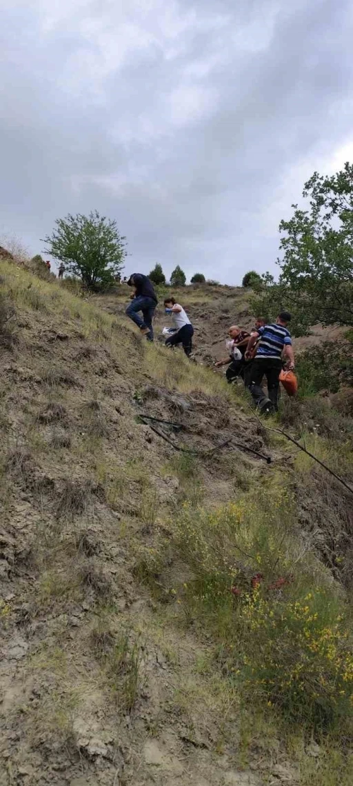Şarampole devrilen traktörün altında kalan sürücü hayatını kaybetti
